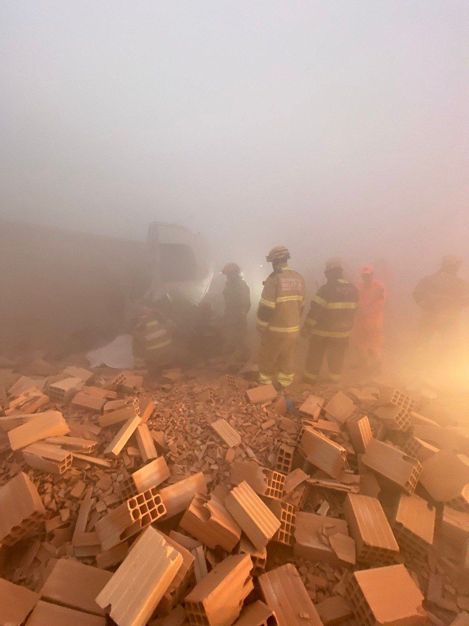 Batida entre caminhões com tijolos deixa um morto e causa 'neblina' na BR-262, na Grande BH