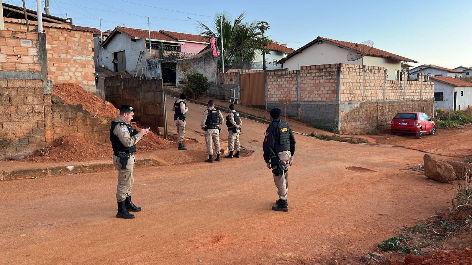 Pai armado mantém filho de 6 anos refém há mais de 12 horas no interior de MG