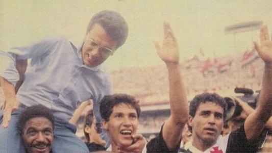 Nelsinho Rosa carregado pelos jogadores do Vasco em 1989