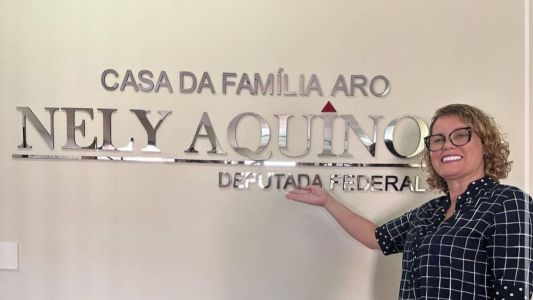 Nely Aquino mostra a homenagem a Aro em seu gabinete