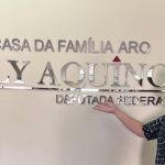 ‘Casa da Família Aro’: deputada homenageia secretário de Zema com placa em gabinete
