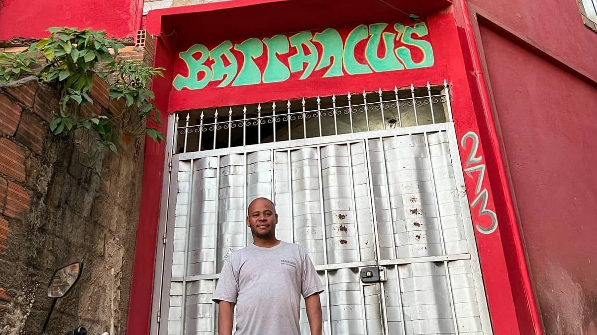 Família constrói bar em barranco e atrai cliente até de outros países no Aglomerado da Serra