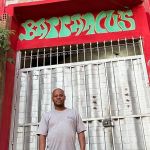 Família constrói bar em barranco e atrai cliente até de outros países no Aglomerado da Serra