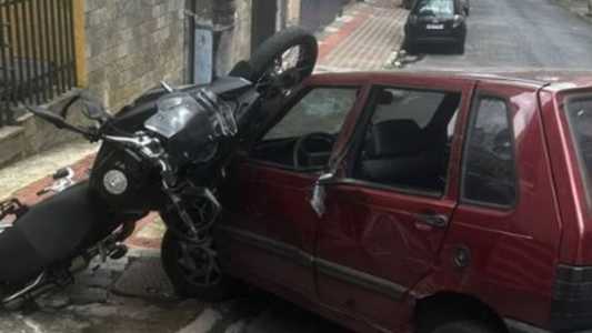 Nem o cantor e nem o motorista do carro se feriram
