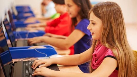 Nem todas as escolas públicas brasileiras têm acesso à internet