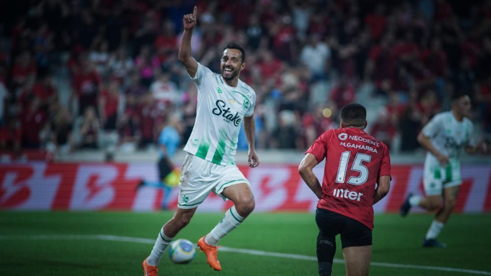Athletico-PR poupa titulares e perde para o Juventude em casa pelo Brasileirão