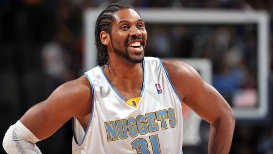 Nenê Hilário é o brasileiro com mais jogos na NBA, com 950 partidas ao todo
