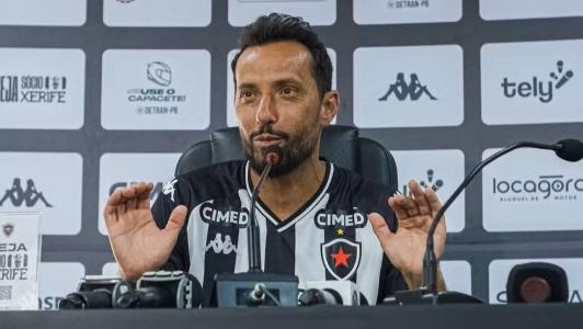 Nenê durante coletiva de apresentação no Botafogo-PB