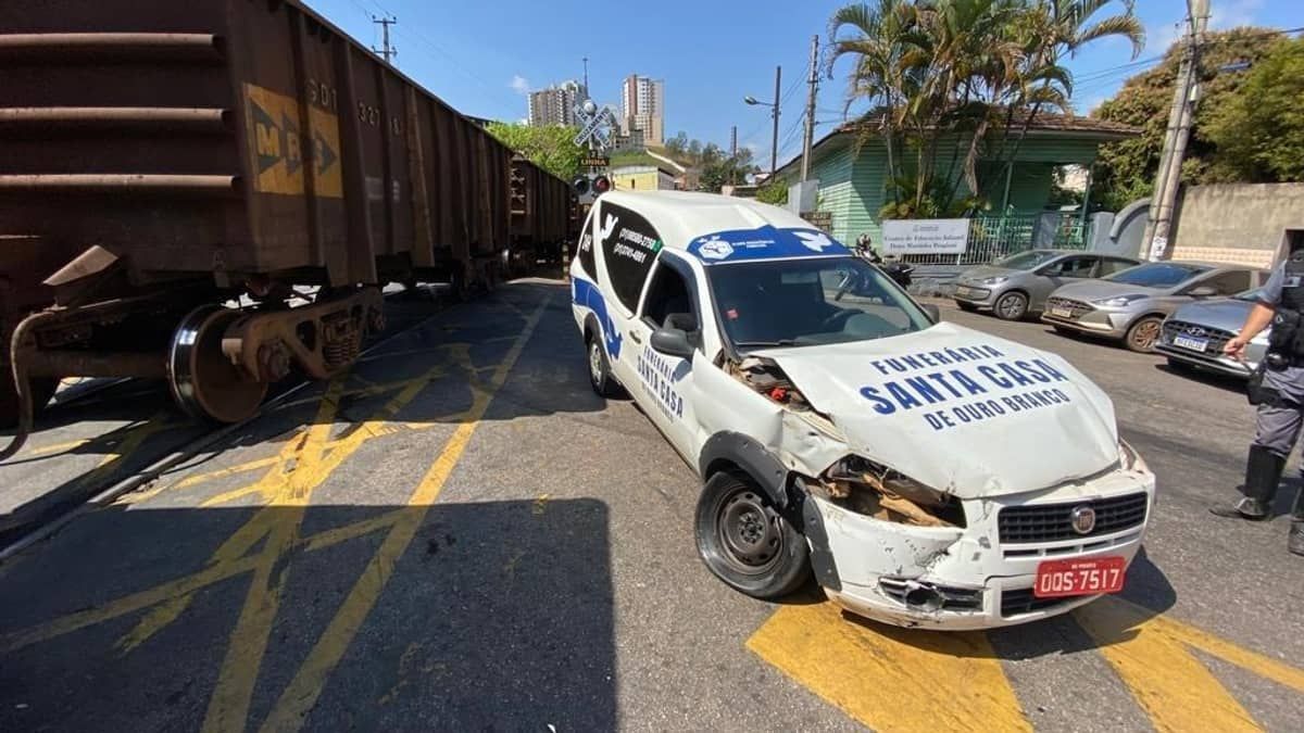 Carro de funerária é atingido por trem e deixa dois feridos em Minas