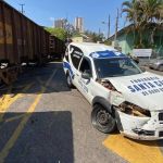 Carro de funerária é atingido por trem e deixa dois feridos em Minas