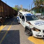 Carro de funerária é atingido por trem e deixa dois feridos em Minas