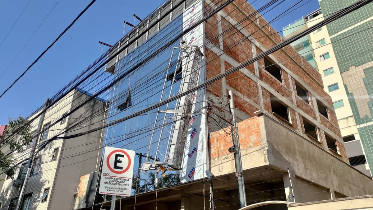 Três trabalhadores caem de andaime a 8 metros do chão e ficam feridos no bairro Castelo