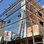 Três trabalhadores caem de andaime a 8 metros do chão e ficam feridos no bairro Castelo
