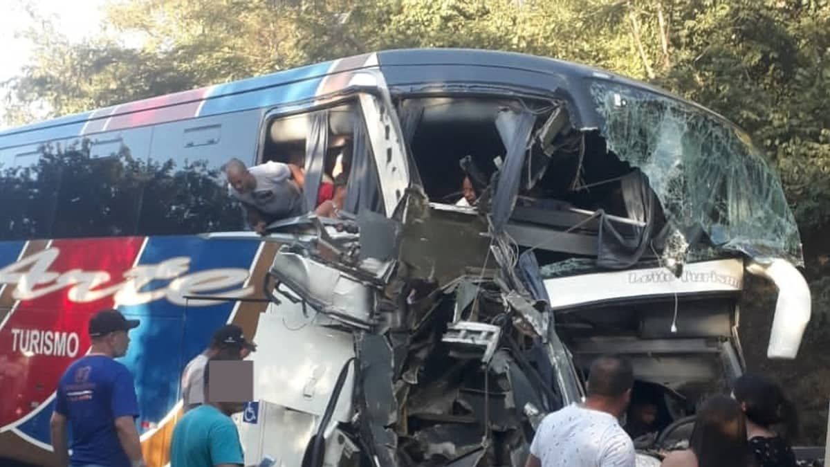 Acidente entre ônibus e carreta deixa pelo menos cinco pessoas gravemente feridas em Minas Gerais