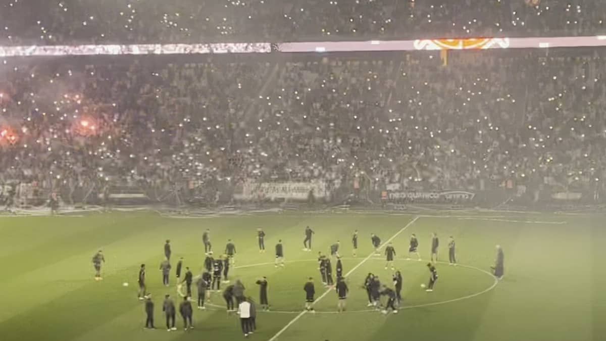 Torcida lota estádio e faz festa em treino aberto do Corinthians antes de 'decisão'