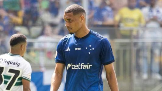 Neris, zagueiro do Cruzeiro, em jogo contra o Coritiba