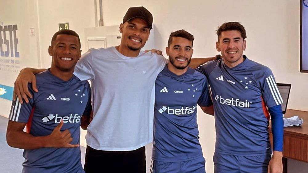 De saída, jogadores do Cruzeiro se despedem, e torcida reage