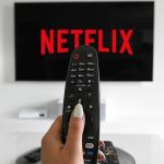 Netflix começa a cobrar taxa de R$ 12,90 para ponto extra; entenda 