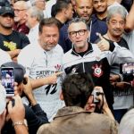 Craque Neto rouba a cena em eleição do Corinthians