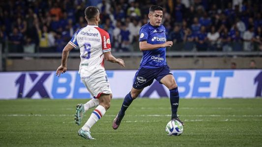 Neto Moura e Caio Alexandre disputam jogada em Cruzeiro x Fortaleza, no Mineirão