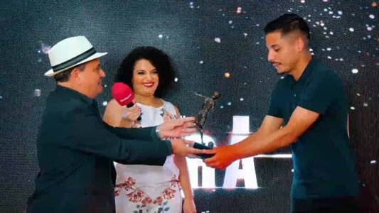 Neto Moura recebeu o prêmio do Troféu Guará BMG nesta segunda-feira (6)