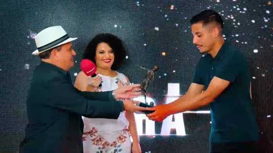 Neto Moura recebeu o prêmio do Troféu Guará BMG nesta segunda-feira (6)