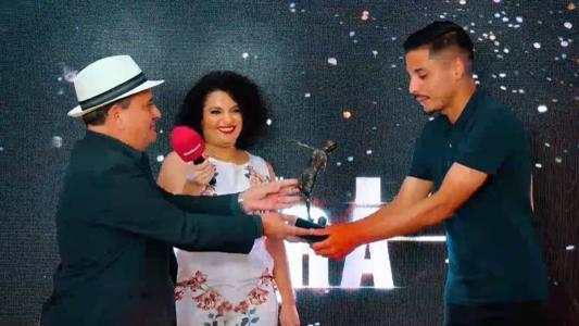 Neto Moura recebeu o prêmio do Troféu Guará BMG nesta segunda-feira (6)