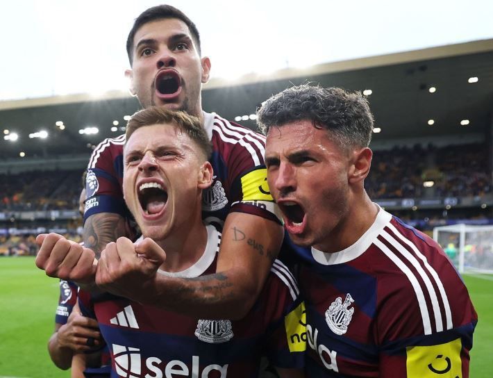 De virada, Newcastle derrota Wolverhampton e sobe na tabela da Premier League