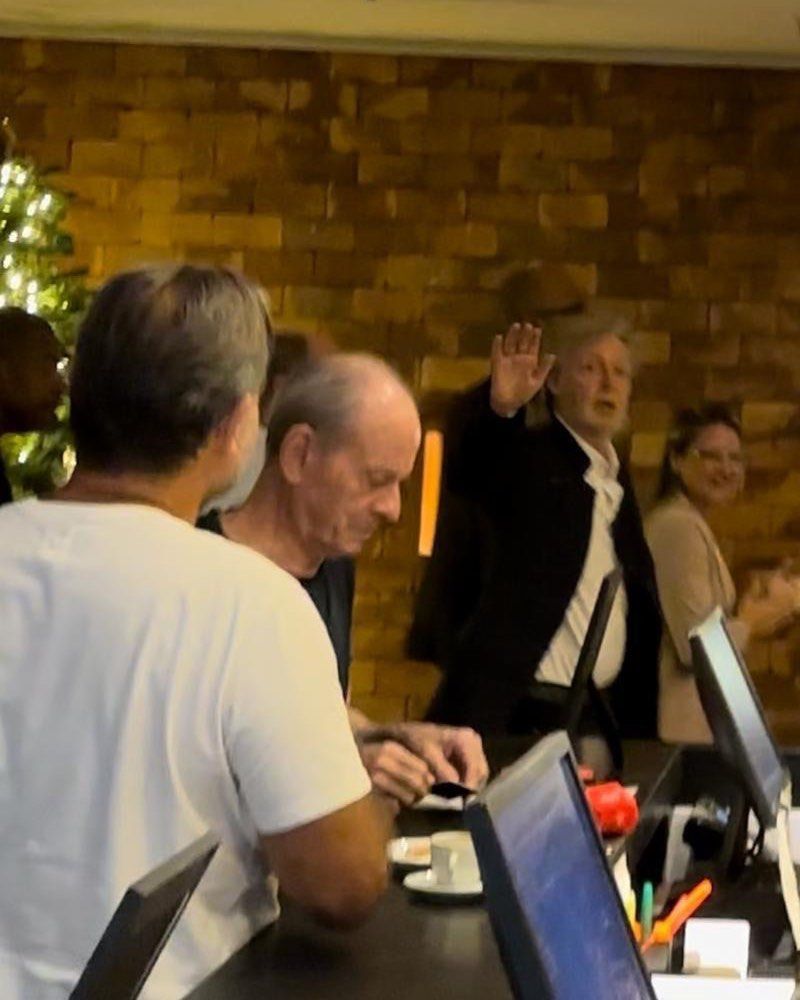 Ney Matogrosso encontra Paul McCartney por acaso em hotel de BH