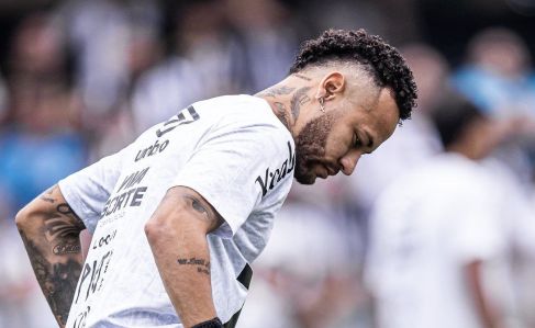 Neymar em aquecimento de Santos 1 x 1 Fortaleza, pelo Brasileirão 2025