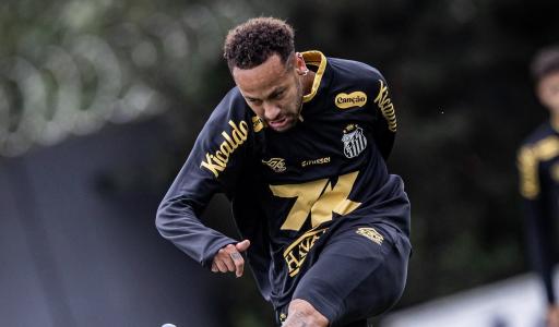 Neymar durante treino pelo Santos antes de duelo com o Cruzeiro pelo Brasileirão 2025