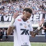 Neymar se emociona em conexão com torcida do Santos, mas futuro segue indefinido
