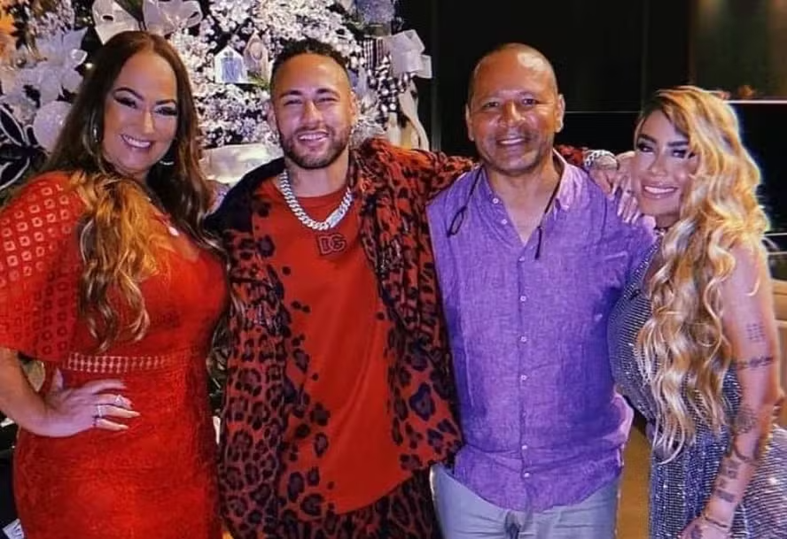 Apesar de fortuna bilionária, família de Neymar acumula dívidas, diz jornal