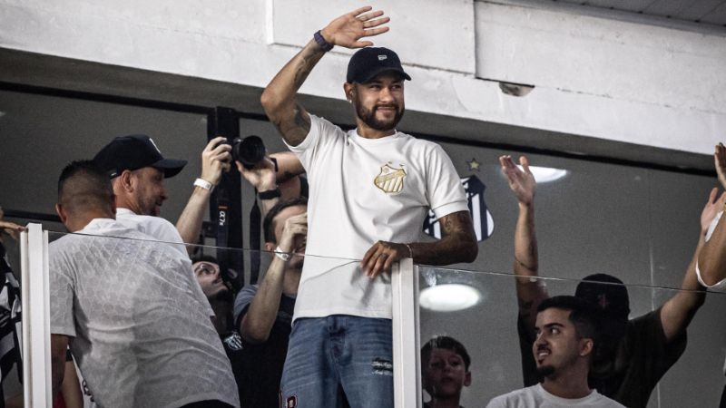 Neymar assiste a clássico contra o Corinthians na Vila e é celebrado pela torcida do Santos