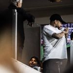 Neymar acompanha partida do Santos na Vila Belmiro