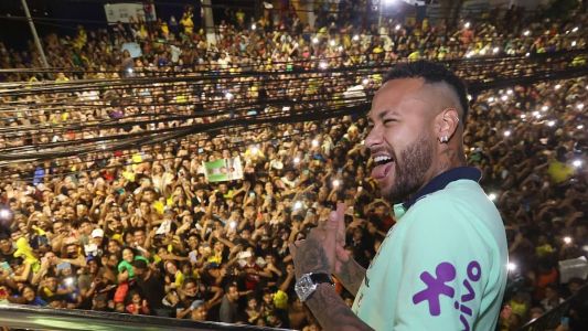 Neymar aparece para multidão de torcedores que estava na porta do hotel da Seleção em Belém