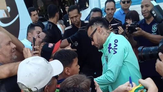 Neymar atende fãs antes de embarcar em ônibus e iniciar traslado para Montevidéu junto com a Seleção Brasileira