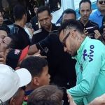 Neymar atende fãs em despedida da Seleção Brasileira de Cuiabá