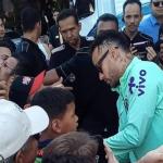 Neymar atende fãs em despedida da Seleção Brasileira de Cuiabá