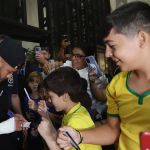 Neymar é recebido com festa por torcedores da Seleção Brasileira em Belém
