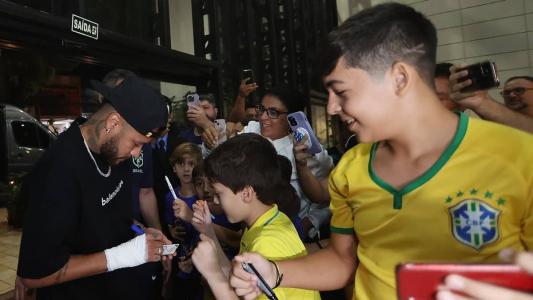 Neymar atendeu fãs em apresentação à Seleção Brasileira
