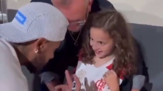 Neymar autografou camisa da torcedora e se declarou ao Flamengo