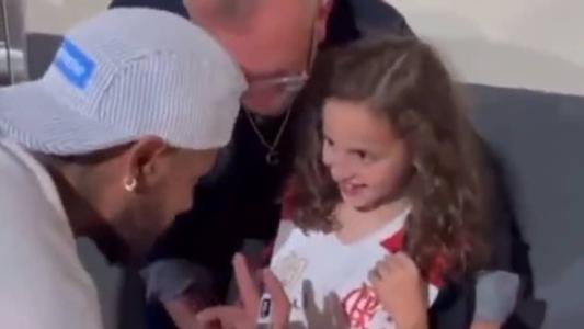 Neymar autografou camisa da torcedora e se declarou ao Flamengo