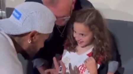 Neymar autografou camisa da torcedora e se declarou ao Flamengo