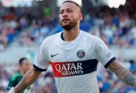 Neymar volta a jogar, faz dois gols, e PSG vence amistoso