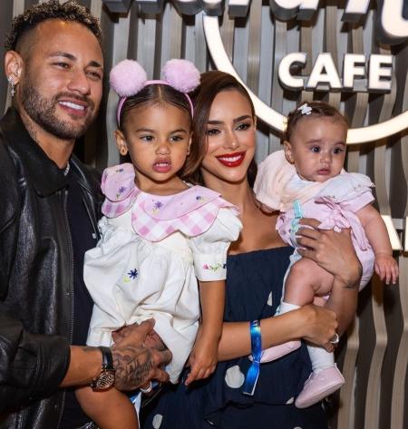 Bruna, Neymar e as filhas do casal