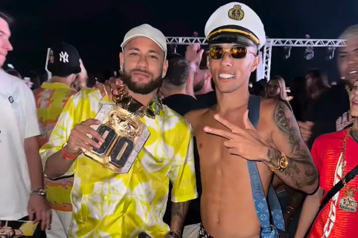 Em cruzeiro, Neymar ganha cordão de R$ 2 mi de influencer investigado pela PF