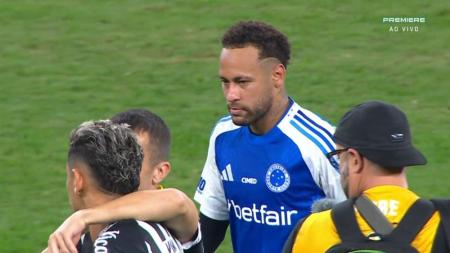 Neymar, do Santos, veste camisa do Cruzeiro após partida na Série A do Campeonato Brasileiro