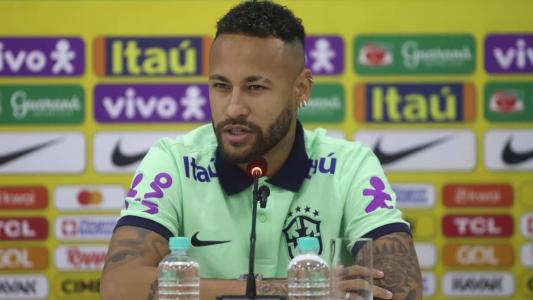 Neymar concede entrevista coletiva em Belém, antes de treinamento no estádio Mangueirão