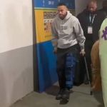 Neymar deixa estádio no Uruguai de muletas; veja